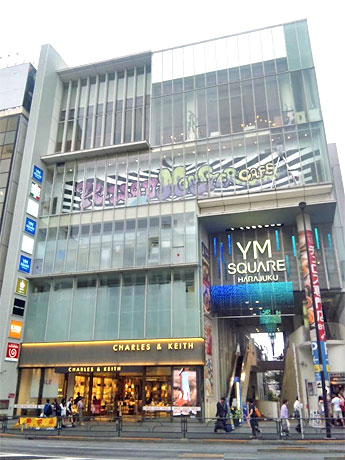 カフェが出店するYMスクエア外観。4階部分には店名のサインが掲出されている