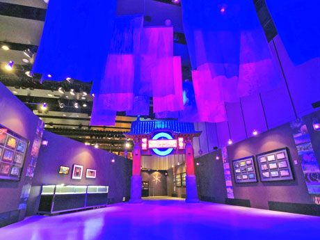 劇中に登場するバケモノ街「渋天街」のモニュメントが出迎える「バケモノの子」エリア