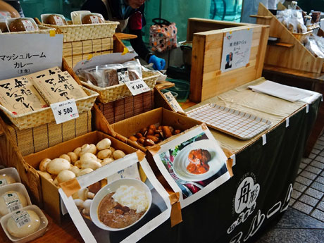 出品商品は販売もする。写真は昨年の会場の様子