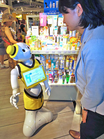 商品を説明したり質問に答えたりするペッパーさん