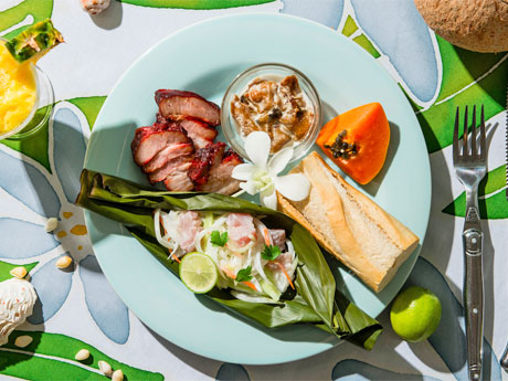 マグロと野菜をレモンとココナッツミルクで和えた伝統料理「ポワソンクリュ」（中央下）を中心としたプレート