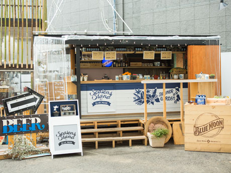 拠点となる「Seasons Stand by BLUE MOON」