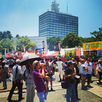 ブラジルやジャマイカなどさまざまな国の食事や物販のブースが並ぶ場内（写真は昨年の様子）
