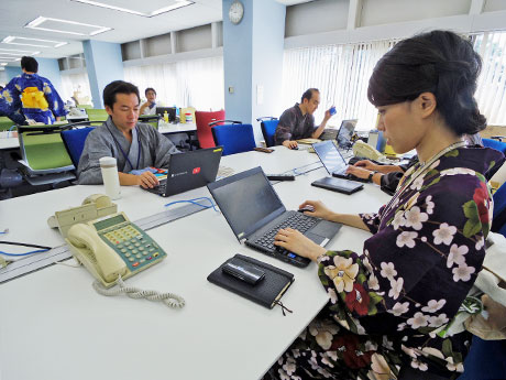 浴衣を着て仕事をしている社員ら