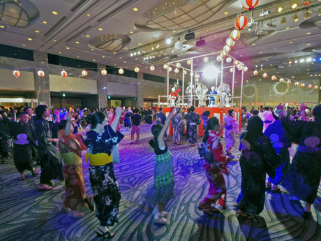 「渋谷音頭」「恋するフォーチュンクッキー」などの演目を踊った