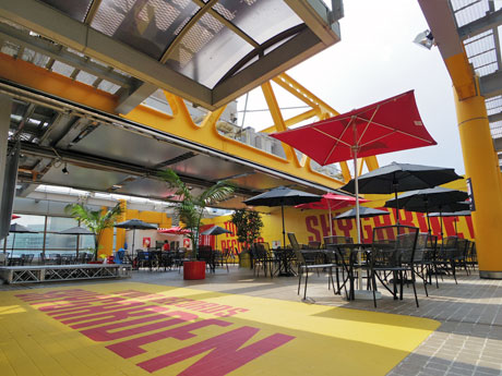 100席を用意するフロア内