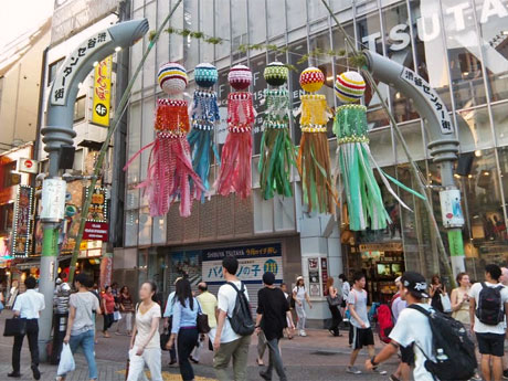 仙台で手作りされた吹き流しとくすだまを飾る