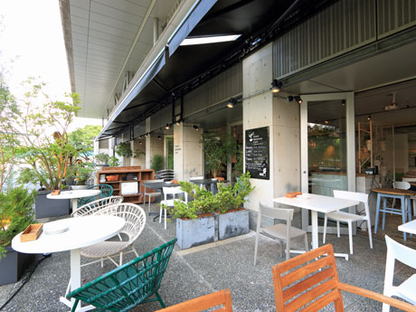 テラス席を設置する店頭の様子
