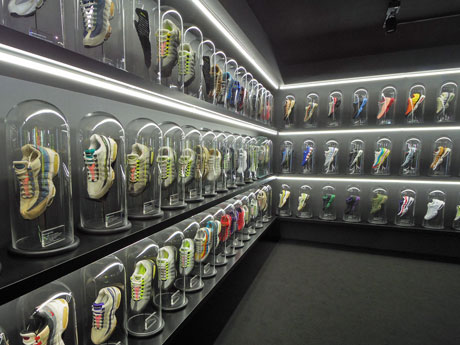 日本限定モデルやレアモデルなど約60足が並ぶ