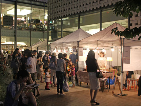 場内には飲食・物販・ゲームなどの屋台が並ぶ（写真は昨年の様子）