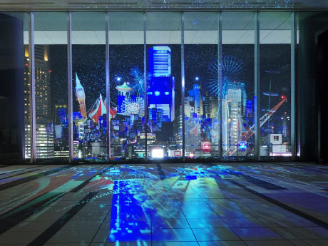 渋谷の未来をファンタジックに表現した映像を窓に投影している