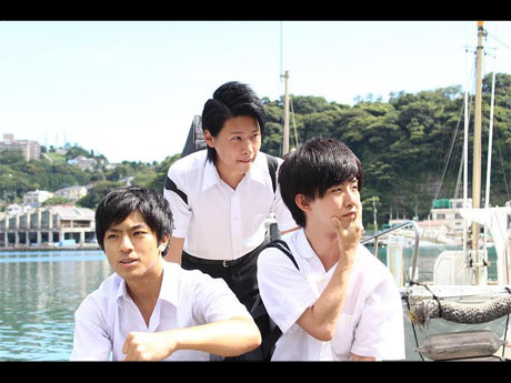 漁村に暮らす男子高校生3人組と転校してきた美少女のひと夏の物語「真夏の夢」より