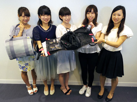 「コスメティック バッグ」を発案した玉井南実さん（写真右）・井部千紗都さん（右から2番目）ら
