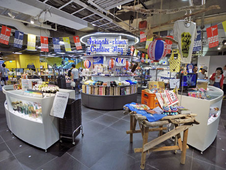 5つの売り場で構成する「石垣文化雑貨店」