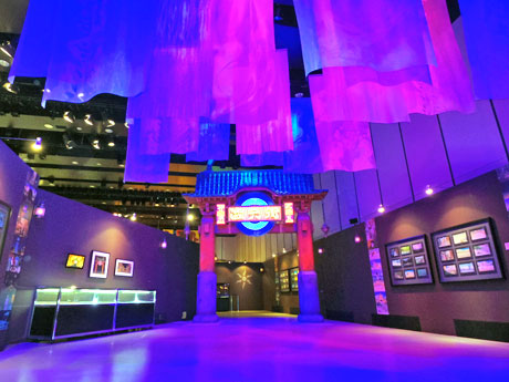 劇中に登場するバケモノ街「渋天街」のモニュメントなどが並ぶ「バケモノの子」展場内