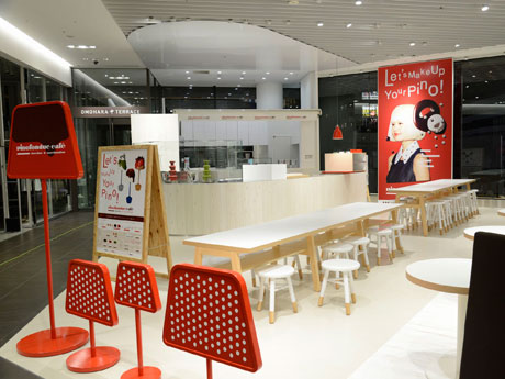 白を基調にブランドカラーの赤をアクセントにしている店内