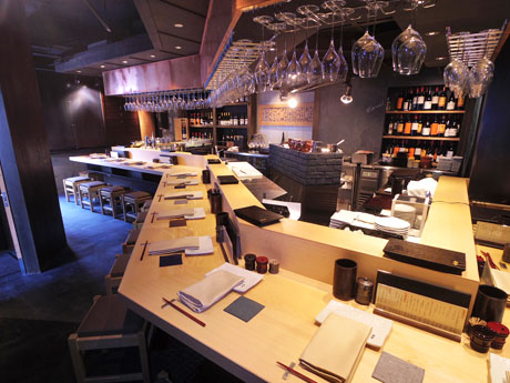 白木を使ったカウンターが目を引く店内