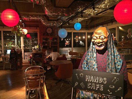 カッティングシートや造形物で演出するカフェ店内