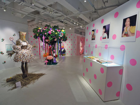 さまざまなクリエーターらがブランドをイメージして制作した作品が並ぶ場内