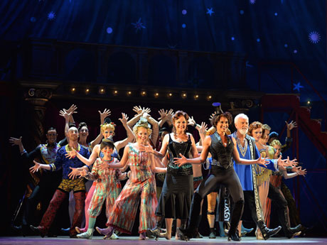 王子が「素晴らしく特別な人生」を探す旅を描く「ピピン」より&copyShinobu Ikazaki