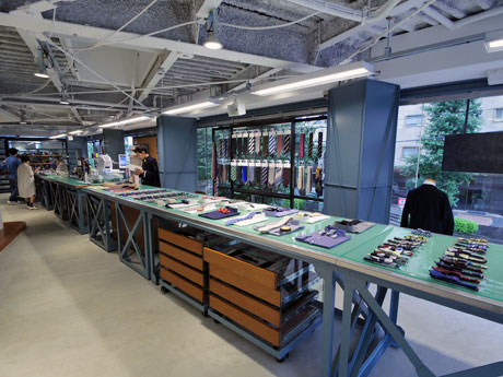 昭和の町工場を現代風にアレンジしたイメージの店内