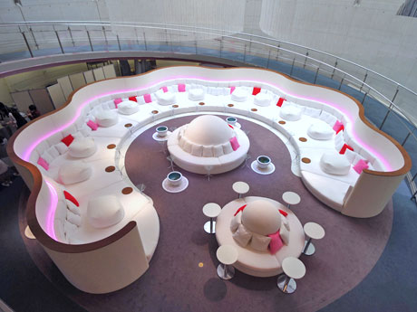 靴を脱いで上がるベッド型のソファなどを用意する場内