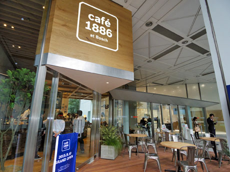 木目を使うなど入りやすい雰囲気に仕上げたというエントランス