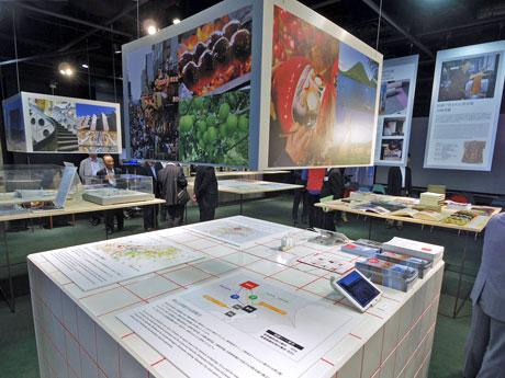 写真パネルなどで高崎市のモノやコトを紹介する場内