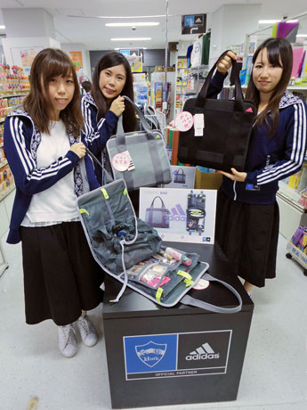 商品を企画した（左から）井部千紗都さん・斎藤萌恵さん・玉井南実さん