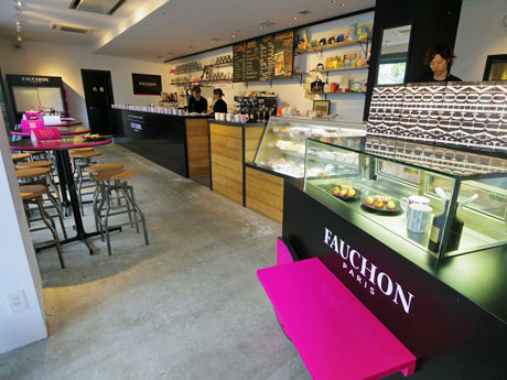 ブランドカラーのピンクを取り入れた店内