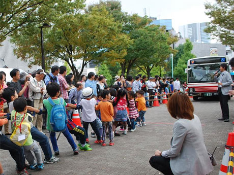 大型バスとの綱引き（写真は昨年開催時の様子）なども行う