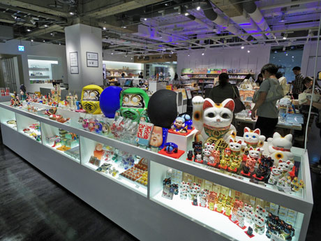 作品作家や国内発ブランドの雑貨などを集積する6階