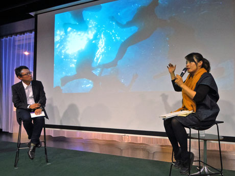 登壇した（左から）港千尋芸術監督と参加アーティストの山城知佳子さん