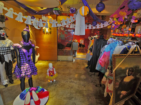 約30着用意する仮装用コスチュームを試着して写真撮影もできる