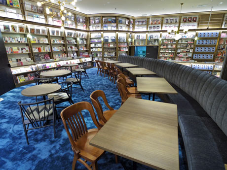 「にぎやかな書斎」をコンセプトに仕上げた店内