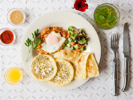 四角いクレープ「ムサンメン」とパンケーキ「バグリール」を中心にしたプレート