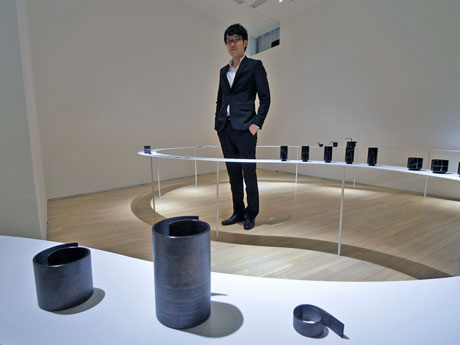 「空間ありきで展覧会を構成した」と話す佐藤オオキさん