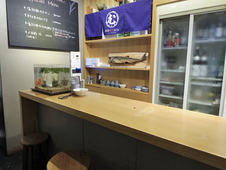 村上市の冬の風物詩「塩引き鮭」を展示するなどしている店内