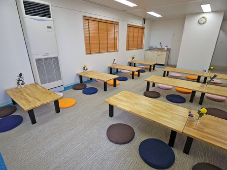 靴を脱いで利用する座敷のような休憩スペース