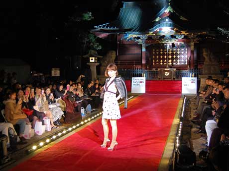 3月に金王八幡宮境内で行ったファッションショーの様子