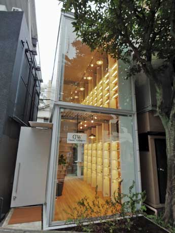 通りに面したガラスのファサードが目を引く店舗外観