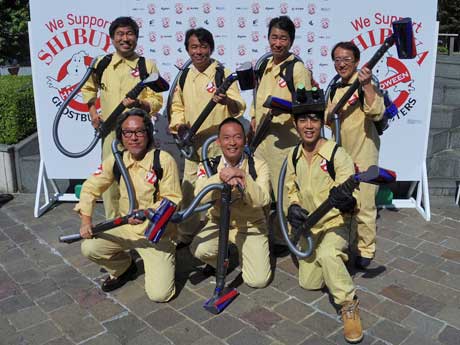 映画「ゴーストバスターズ」の隊員姿で記者発表に参加した長谷部健渋谷区長（下段中央）や西野亮廣さん（同右）ら