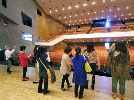 ステージ上からの眺めを堪能する参加者ら