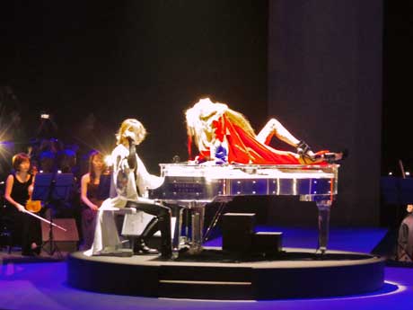 フィナーレを飾った「YOSHIKIMONO」のショーより