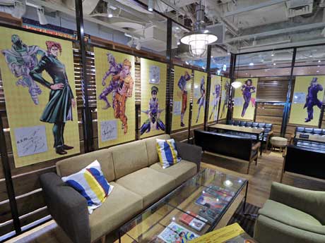 味方キャラクターたちのビジュアルと声優のサインをディスプレーする渋谷店