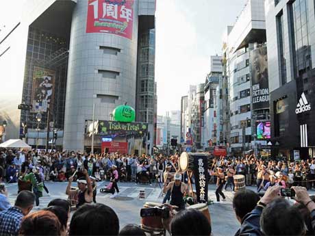 25日には一部の通りを交通規制する（写真は昨年開催時の様子）