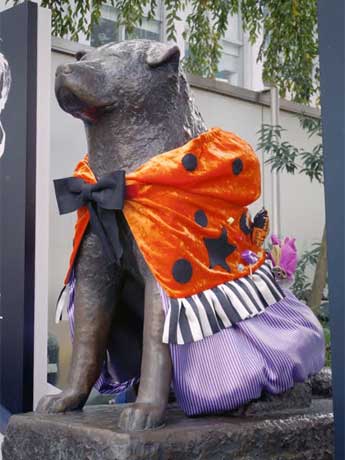 ハロウィーンをテーマにした衣装で「ドレスアップ」したハチ公像