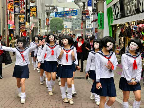 昨年開催時（＝写真）はお笑いコンビ・日本エレキテル連合のキャラクター「未亡人朱美ちゃん3号」の仮装をした集団がパレードした