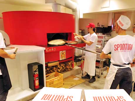 カウンター越しにピザを焼く様子を見られる