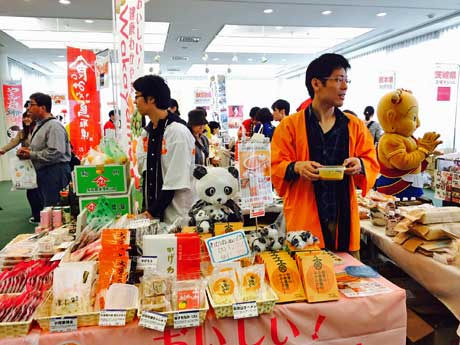 17自治体のアンテナショップ16店舗が参加する（写真は昨年開催時の様子）